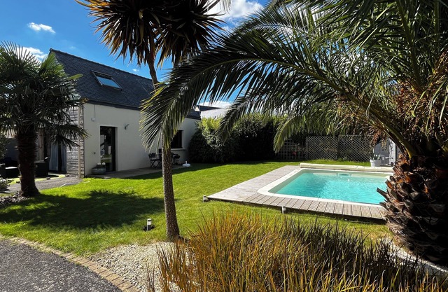 Seasonal rental: Renovated workshop with swimming pool 10 minutes from the beach