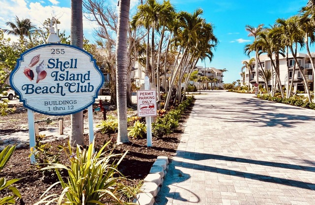 "Seaspray" beachfront, GULF VIEWS, free bikes!
