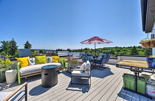 Seattle Retreat w/Canal + Mountain Rooftop Views!