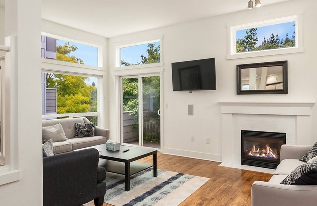 Seattle Vacation Home: 3 en-suite bedrooms with outdoor space!