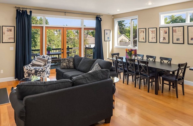 Seattle Vacation Home: House of Suffrage - 5 bedroom, sleeps 16!