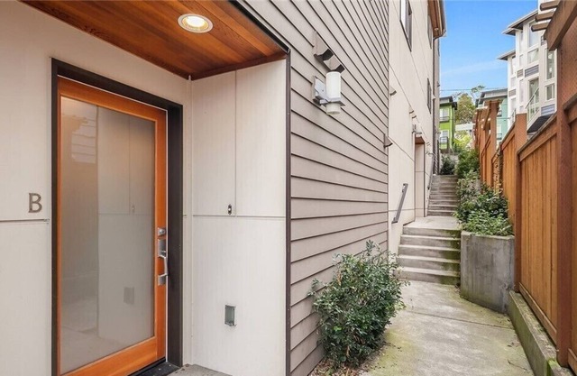 Seattle Vacation Home: Impeccably finished 2 bedroom/2 bathrooms with parking