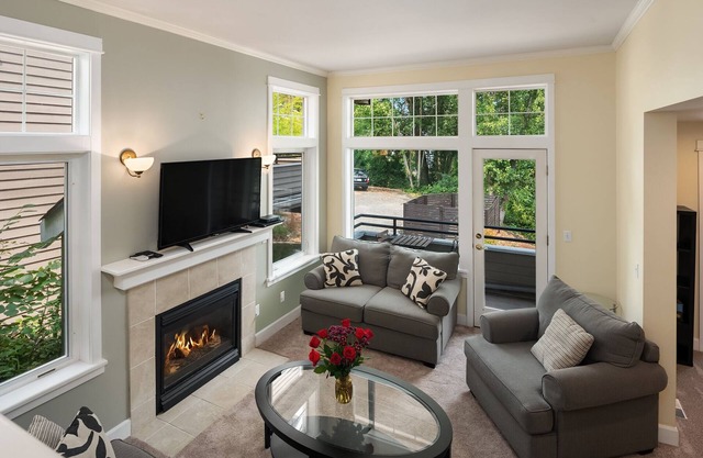 Seattle Vacation Home: The Gallery - 3 bedrooms, each with en-suite bath!