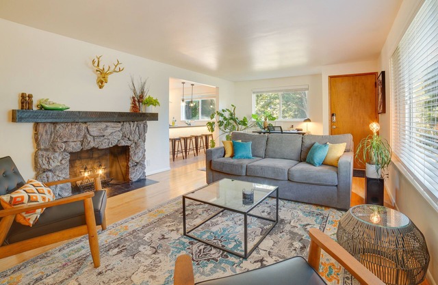 Seattle Vacation Home w/Hot Tub: 5 Mi to Downtown