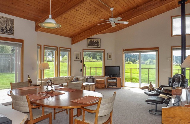 Seaview condo with deck & grassy lawn - walk to trails, restaurants & more