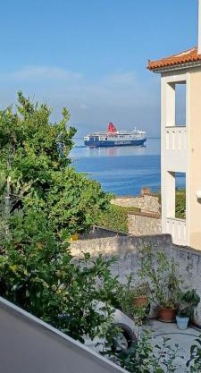 Seaview Luxury Apartment with private parking