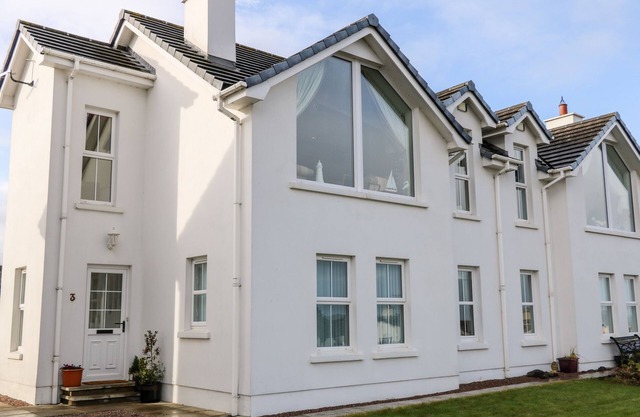 SEAVIEW, pet friendly, with a garden in Castlerock