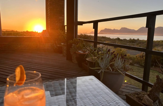 Seaway Sunsets Relax & Enjoy the calmness with Lagoon & Sea views