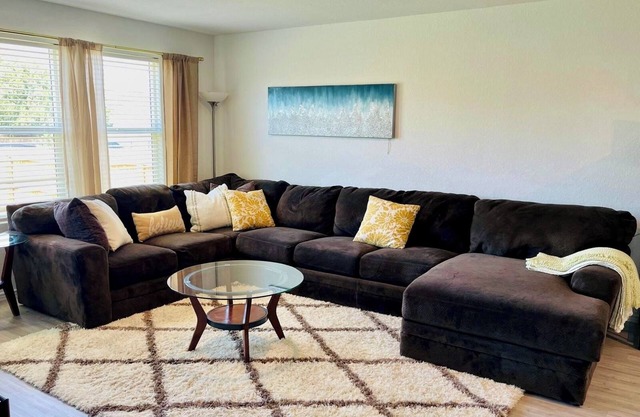 SeaWorld & Lackland AFB Spacious 4BR-2.5BA, a few min from downtown San Antonio