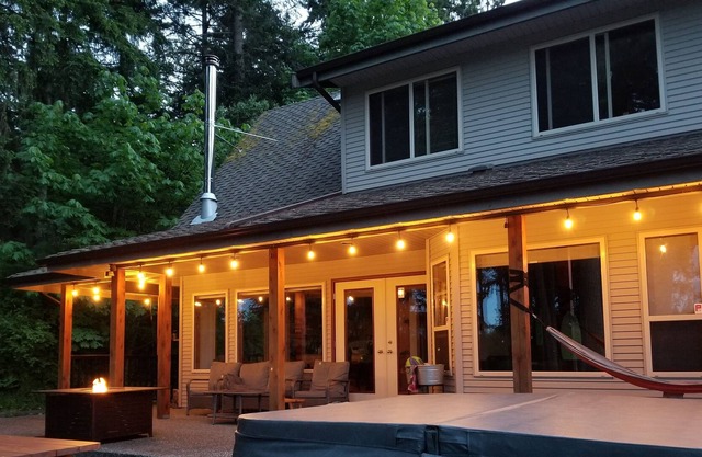 Seb's Lakehouse (10 Ft Barrel Sauna -Hot Tub -King Bed)