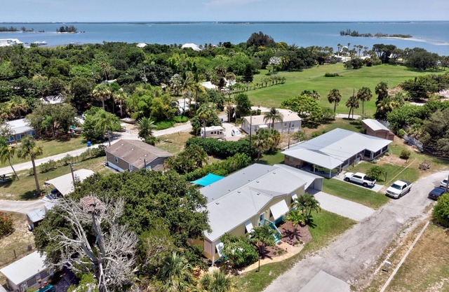 Sebastian Sunrise Cottage with Indian River Access & Awesome Sunrises!