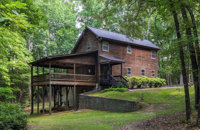 Secluded 3 BR 2.5B Retreat on Lake & 10 Acres near Elon University