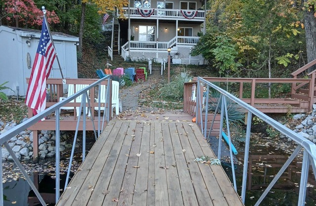 Secluded 4 Season Haven. Private multi-fun dock, fish cleaning station & kayaks