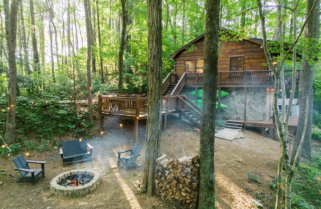 Secluded 4WD adventure with mountain views, hot tub and flat yard. Pet-friendly!