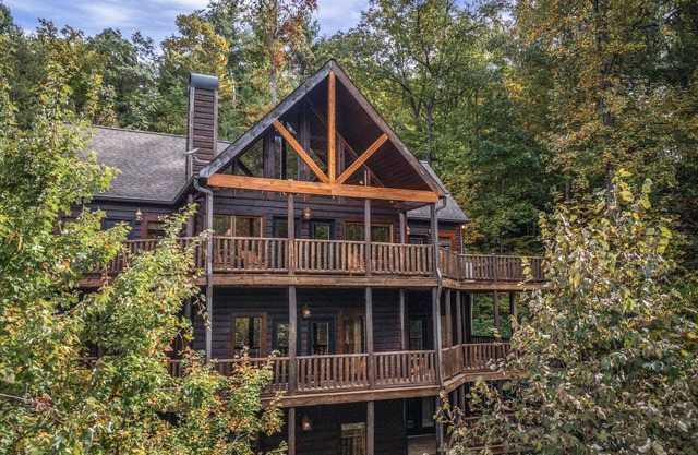 Secluded 6 BDR Cabin w/Game Room & Theater – Minutes from Smoky Mountain Park!