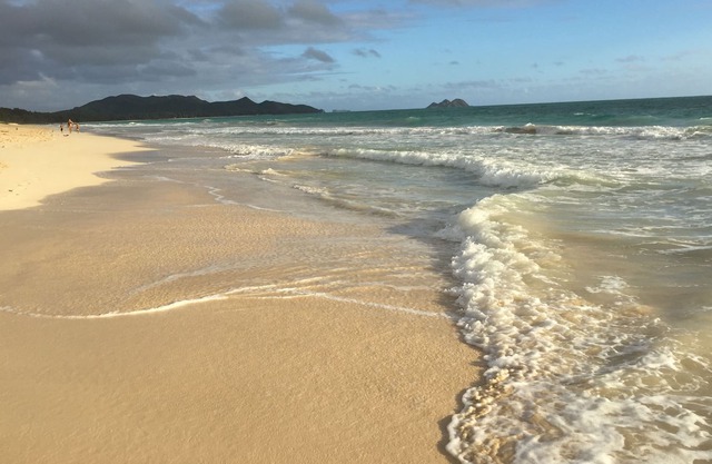 Secluded air-conditioned cottage a half block to Waimanalo Beach, 30-day min