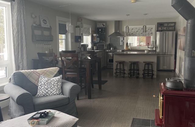 Secluded and Cozy allnSeason Lakefront Cottage (No Pets)