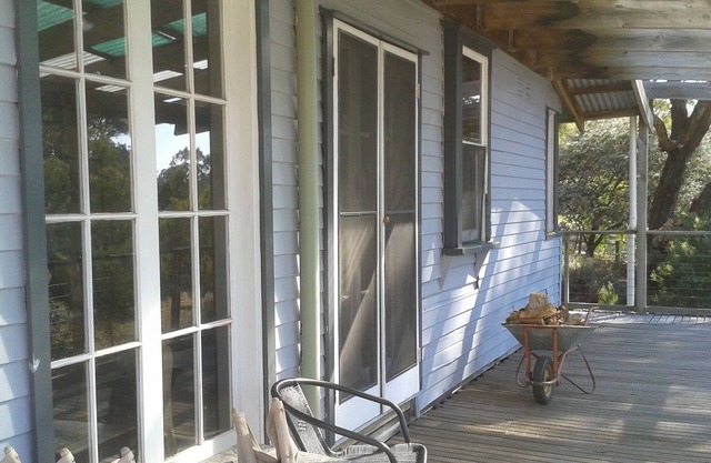 Secluded boutique retro 3 bedroom farmhouse. Peace and country tranquility.