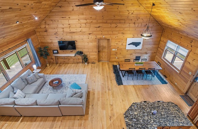 Secluded Cabin ~ 2 Mi DT BMtn ~ 20 Mi DT AVL ~ 5 Acre ~ W/Hotub & Cinema