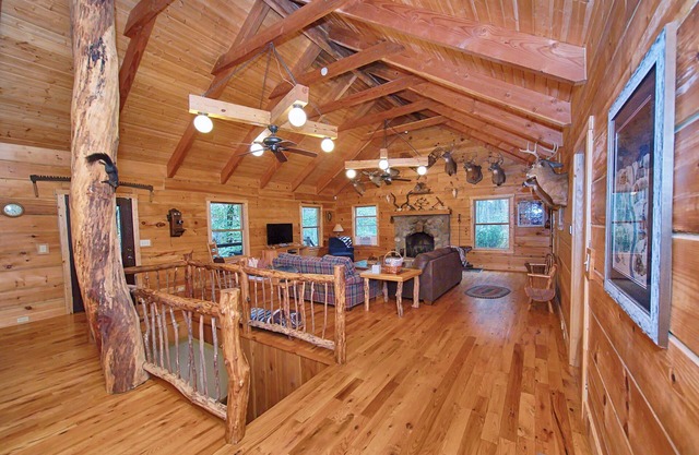 Secluded Cabin in Hocking Hills on 97 acres