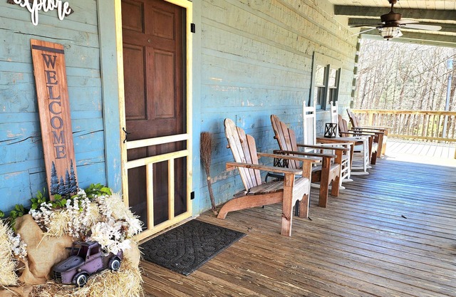 Secluded cabin on 12 beautiful acres, minutes from downtown Hot Springs And AT!