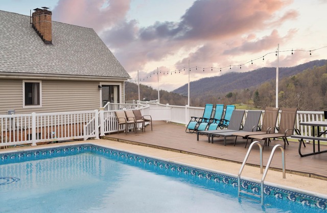 Secluded Cabin– Pool w/Mountain Views