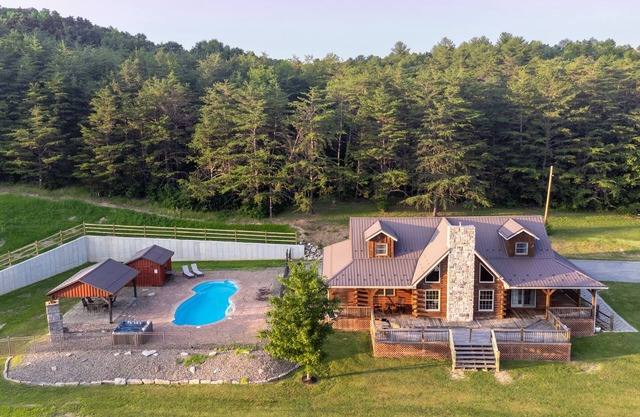 Secluded Cabin, Sleeps 20-Pickleball, Pool&Hot Tub