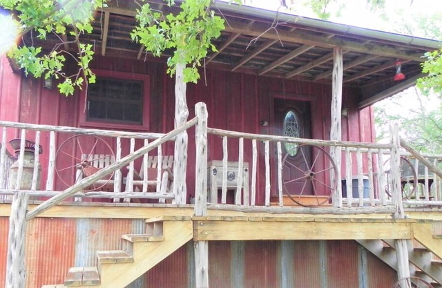 Secluded Cabin w/ outdoor shower, 17min FBG, Willow City Loop, Bell Mtn Winery
