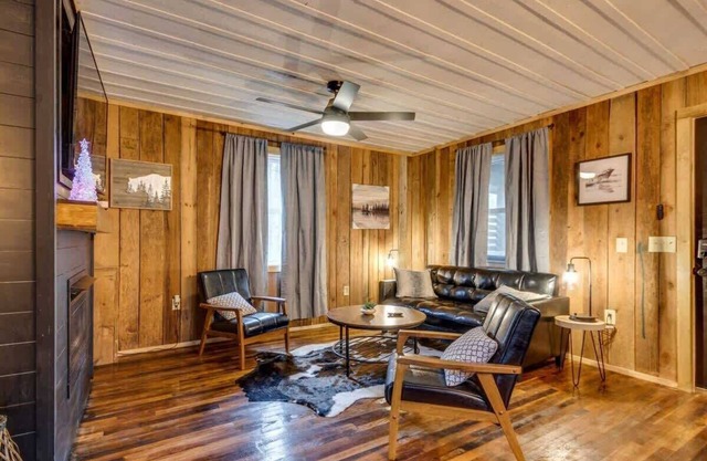 Secluded Cabins Creekside w/Hot Tubs