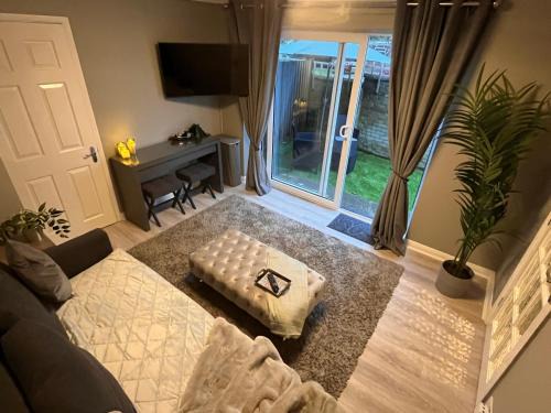 Secluded cosy extension with free parking, sleeps 4