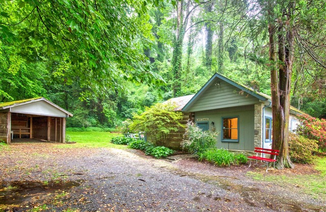 Secluded cottage in quiet, walkable location with WiFi, fire pit, grill & deck
