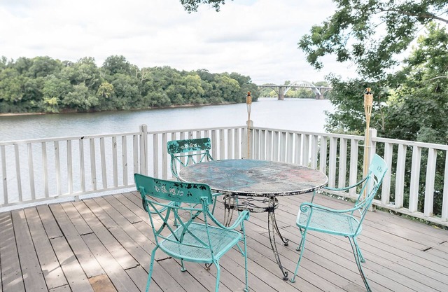 Secluded downtown cozy cabin feel w/waterfront view of the Edmund Pettus Bridge