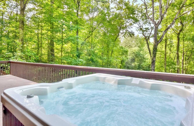 Secluded Ellijay River Cabin, Hot tub, firepit, Fire Pit, Bunkroom & Gameroom