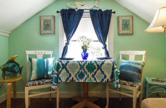 Secluded-Entire 2nd floor Suite with Private Bath