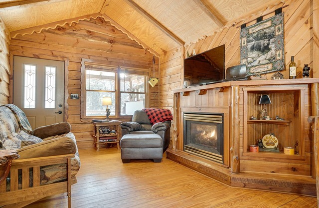 Secluded Family Retreat in Dahlonega w/Hot Tub!