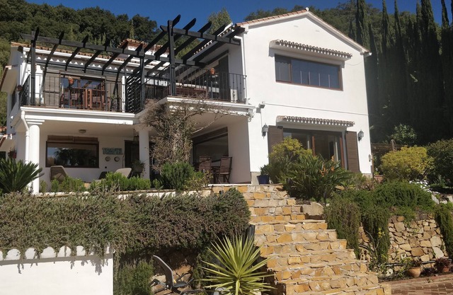 Secluded Family Villa with Pool & Seaview. 20 min. from beach.
