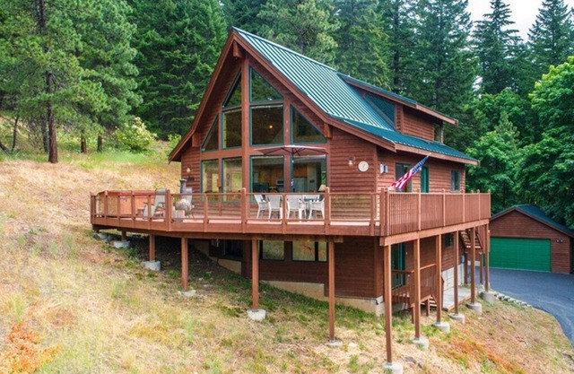 Secluded Haven: Cabin w/beautiful mountain & lake views, hot tub & game room n