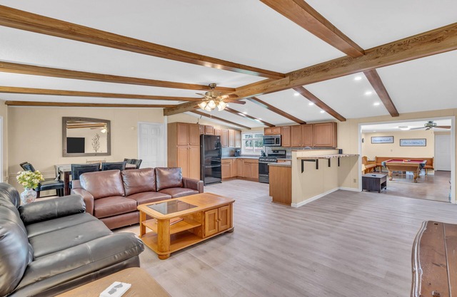 Secluded Home "Behind The Vines". SLEEPS 22 on over an acre!