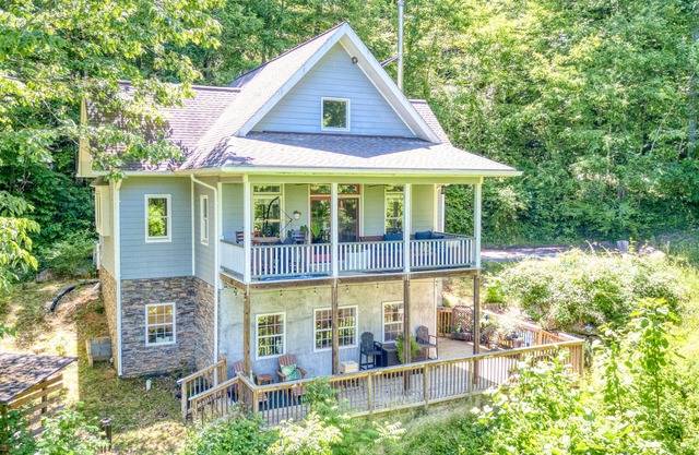 Secluded home surrounded by nature with deck, WiFi, & W/D - walk to waterfall