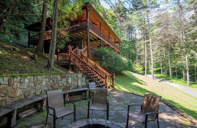 Secluded + HOT TUB + 5 mins to State Park