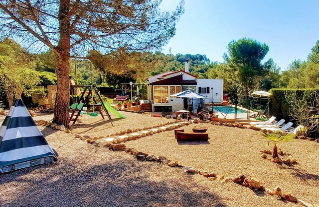 Secluded house with pool, barbecue, fireplace, a. a., swings and game tracks.