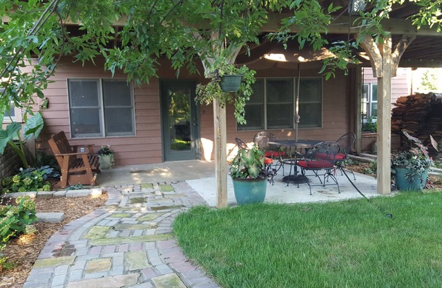 SECLUDED, INVITING 2 BEDROOM no stairs, no cleaning fee