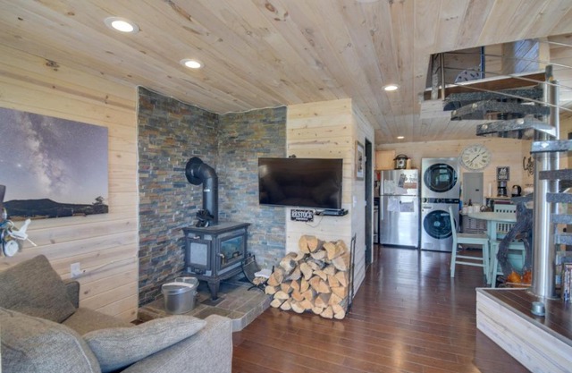 Secluded Jefferson Cabin with Deck and Mountain Views!