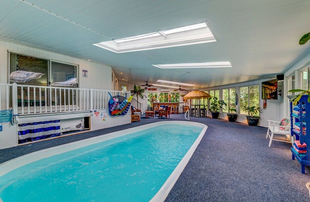Secluded Lakefront House w/indoor pool - 2 Houses - Margaritaville Bar