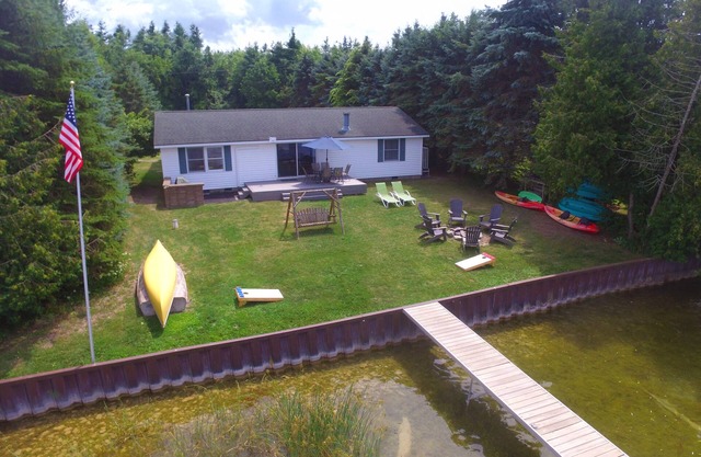 Secluded Lakefront home, Hiking nearby, Wifi, TV, Paddle Boards, Fire pit, Grill