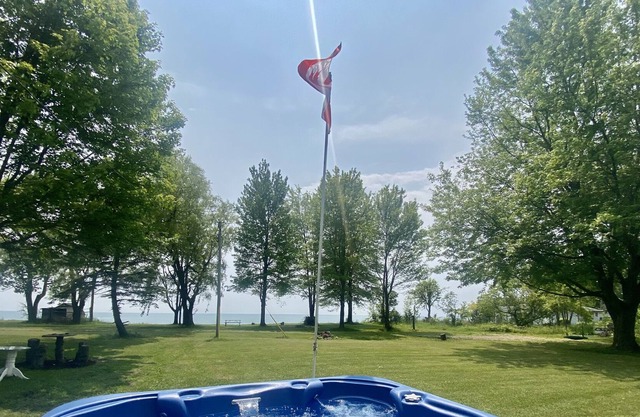 Secluded Lakeview w/ hot tub & volleyball court