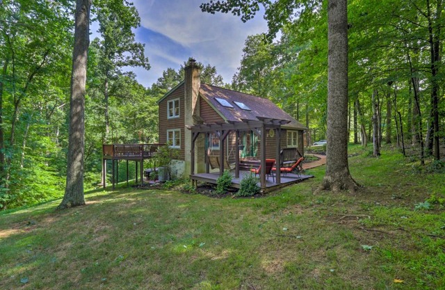 Secluded Leesburg Retreat with Private Hot Tub!