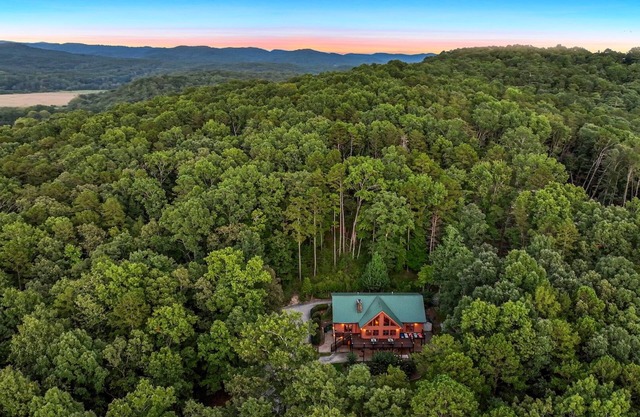 Secluded Lodge w/Mountain Views, Hot Tub, Firepit & Game Room~2miles to Helen,GA