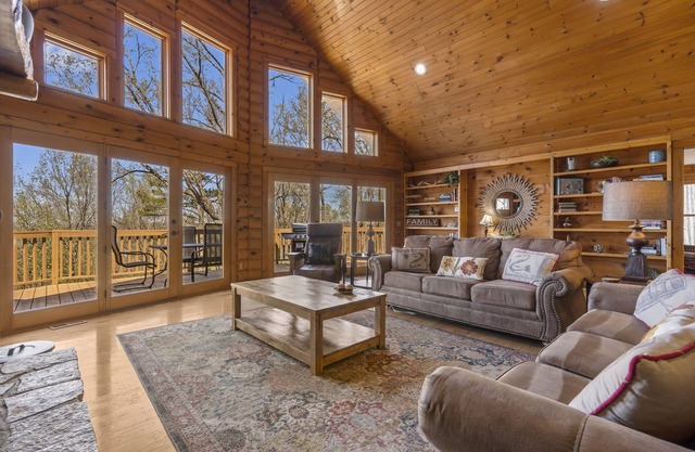 Secluded Log Cabin, Billiards, Lake Views, Free Daily Attraction Tickets, Close to Big Cedar!