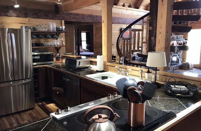 Secluded log cabin, view, hot tub, 1G internet, WiFi, decks, fire table